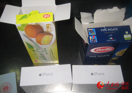 在蛋黄派盒子里藏匿的iPhone 6。(深圳皇岗海关供图) 在蛋黄派盒子里藏匿的iPhone 6。(深圳皇岗海关供图)