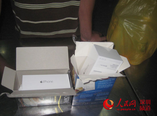咖啡盒里藏匿有iPhone 6。(深圳皇岗海关供图) 咖啡盒里藏匿有iPhone 6。(深圳皇岗海关供图)